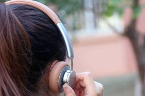 羽魅蓝牙耳机使用中如何切换歌曲？