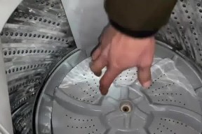 解决伊莱克斯洗衣机显示E1故障的方法（了解E1故障原因及维修建议）