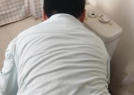 如何更换损坏的马桶盖（简单步骤教你快速解决问题）