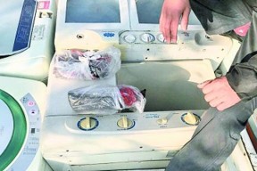 油漆弄到洗衣机怎么办？（清洁和修复方法，避免损坏洗衣机）