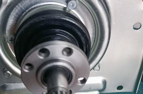 洗衣机离合器轴承的拆卸清洗与维护方法（轻松学习如何正确操作及清洗洗衣机离合器轴承）