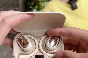 江德福手表听声行为背后的原因是什么？