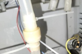 如何修复饮水机烧水按钮的故障（解决饮水机烧水按钮无法正常使用的简易方法）