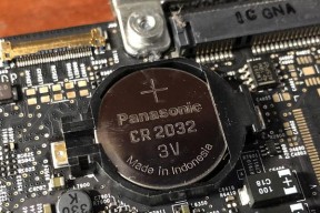 电脑桌垫闪光关闭方法是什么？如何防止误触？