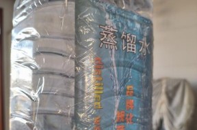 如何用纯净水清洗油烟机（无需化学清洁剂，保护家庭健康）