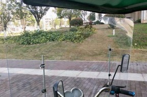电瓶车挡风玻璃调节方法是什么？调节不当会有什么影响？