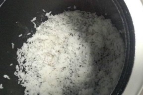 解决电饭煲煮饭米泡不软的问题（如何调整电饭煲以煮出软糯美味的米饭）