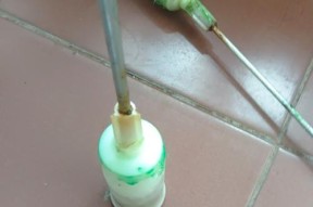 解决洗衣机吊杆坏了的问题（快速修理洗衣机吊杆）