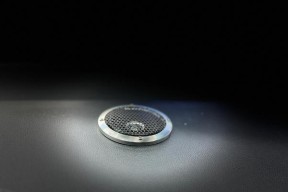 汽车低音炮适合播放哪些类型的音乐？