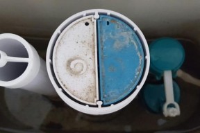 如何调整抽水马桶浮漂水位（教你简单调节浮漂水位的方法）