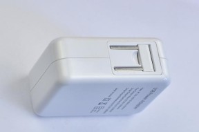 电源适配器上的蓝色线有什么作用？蓝色线与其他颜色线有何不同？