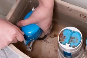 马桶漏水的原因及解决方法（探究马桶漏水的常见原因，提供解决方法帮助解决问题）