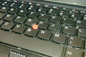 如何彻底清除电脑键盘上的灰尘？（有效使用几招让你的键盘焕然一新）
