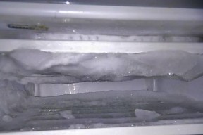 冰箱排水孔结冰的原因及解决方法（寒冷环境下冰箱排水孔易结冰）
