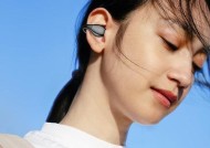 在见面会上装蓝牙耳机的人叫什么？