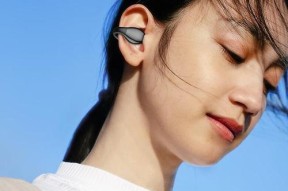 在见面会上装蓝牙耳机的人叫什么？