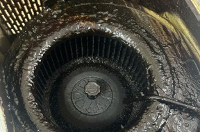 如何拆开清洗油烟机——彻底清除油烟的窍门（简便有效的清洗方法及注意事项）