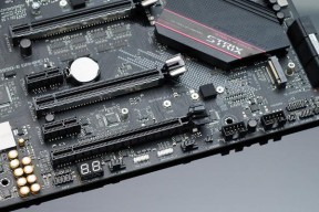 华硕主板关机后主板灯仍亮的解决方法（华硕主板关机后主板灯持续亮灭的原因及解决方案）