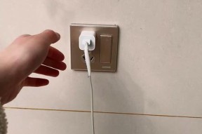 充电器拔掉后仍显示充电的解决方法是什么？