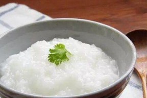 电饭煲熬粥不糊底的秘诀（如何利用关键步骤和技巧熬制出精美的电饭煲粥品）