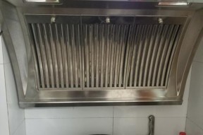 清洗油腻抽油烟机外壳的方法（教你如何轻松清洁油腻的抽油烟机外壳）