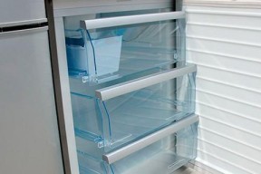 冰柜底下有水的原因及解决方法（探究冰柜底下积水的成因）