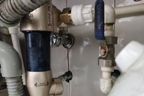 饮水机水管漏气的修复方法（解决饮水机水管漏气问题的简便方法）