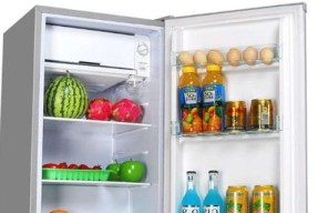 冰柜冷藏水的处理方法（解决夏季饮水难题的便利之道）
