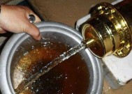 净水器加的水为何会变黑？（原因解析及应对方法）