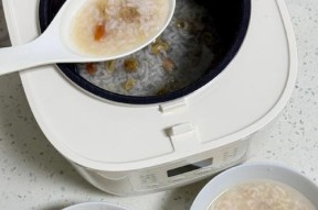 电饭煲煮饭发红的原因与解决方法（探究电饭煲煮饭变红现象的原因及对策）