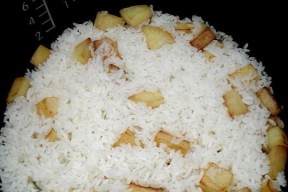 电饭煲锅巴的处理方法（轻松解决电饭煲锅巴困扰）