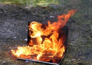 电脑着火了怎么办？（应对电脑着火的紧急措施及预防措施）