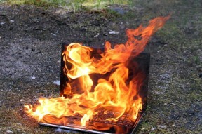 电脑着火了怎么办？（应对电脑着火的紧急措施及预防措施）