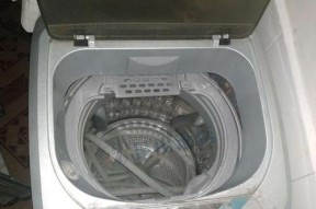洗衣机下面生锈怎么办？（轻松应对洗衣机下面的生锈问题）