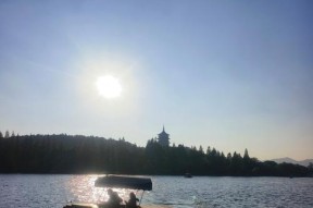 荣耀手机如何拍摄湖面风景？