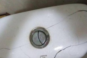马桶进水管漏水修理攻略（解决马桶进水管漏水问题的简易方法及维修技巧）