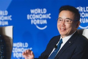 李东生出席 2025 年夏季达沃斯并担任联席主席，探讨推动全球经济均衡发展新模式