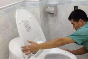 马桶排水阀漏水原因及维修方法（为你解析马桶排水阀漏水的原因及维修步骤）