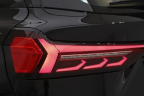赛力斯甩出王炸！蓝电E5 PLUS7座中型SUV仅7.98万，续航1300km，油耗0.94L