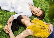 一人一半屏幕的双人躺平是什么体验？如何实现？
