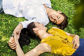 一人一半屏幕的双人躺平是什么体验？如何实现？