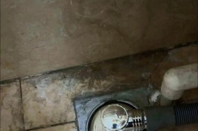 探究自动洗衣机漏水的原因（揭秘洗衣机漏水的几大隐患及解决方案）