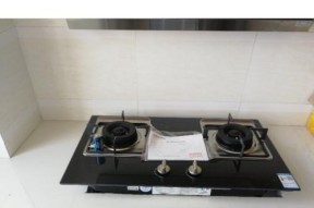 如何正确清洗老板抽油烟机灶具（掌握清洗技巧，让厨房更清洁）