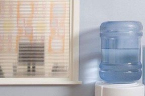 去除饮水机异味的有效方法（清新健康，让你喝到纯净的水）