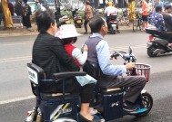 70岁也能骑摩托车！2025年起，全国实施5大新规，老年人的新福利