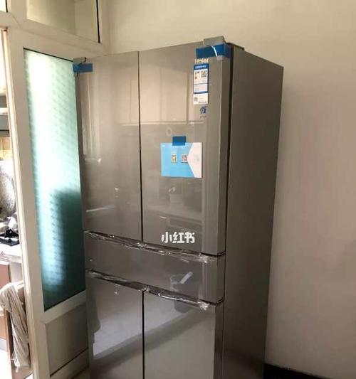 解决冰箱占地问题的实用方法（如何最大限度地利用有限空间存放冰箱及）  第1张