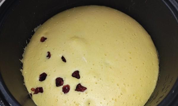 电饭煲做蛋糕的水分问题（解决电饭煲蛋糕水分过多的方法）  第2张