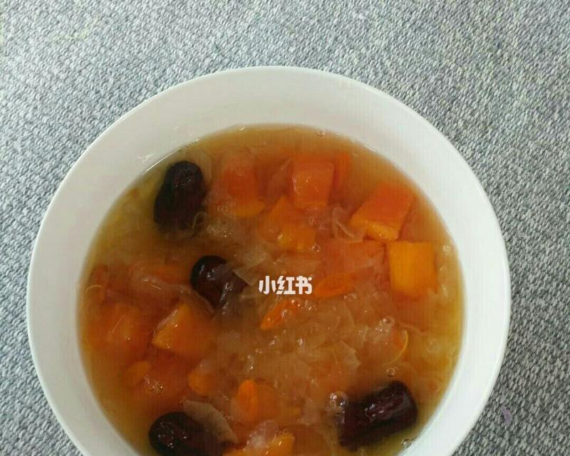 如何制作一碗美味的木瓜银耳汤（让你的味蕾享受健康的美食）  第3张