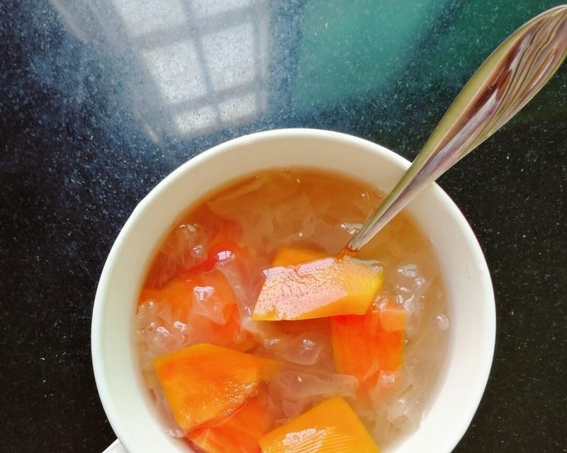 如何制作一碗美味的木瓜银耳汤（让你的味蕾享受健康的美食）  第2张