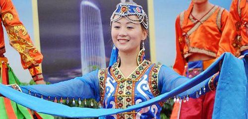 蒙古族传统服饰中喜爱的颜色及其寓意（探索蒙古族服饰中颜色的文化意义与象征）  第3张